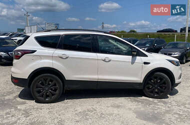 Внедорожник / Кроссовер Ford Escape 2017 в 