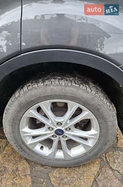 Внедорожник / Кроссовер Ford Escape 2017 в 