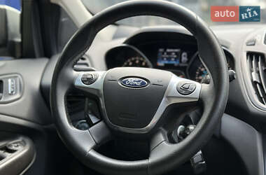Внедорожник / Кроссовер Ford Escape 2016 в 