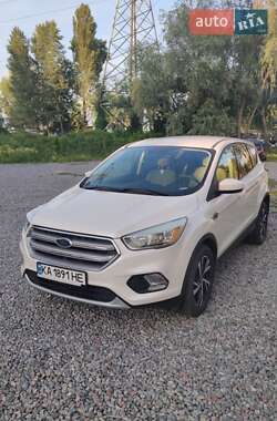 Позашляховик / Кросовер Ford Escape 2016 в 