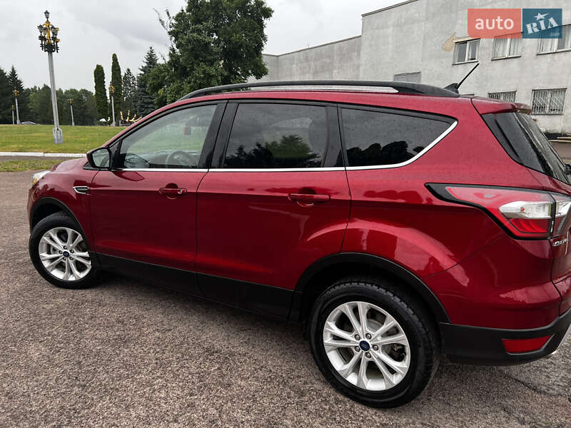 Позашляховик / Кросовер Ford Escape 2017 в Рівному