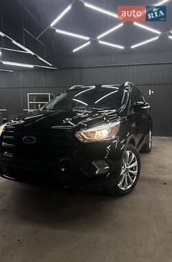 Внедорожник / Кроссовер Ford Escape 2016 в 