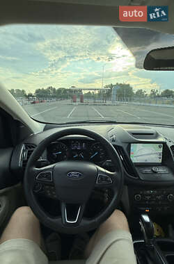 Внедорожник / Кроссовер Ford Escape 2018 в 