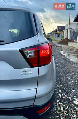 Внедорожник / Кроссовер Ford Escape 2019 в 