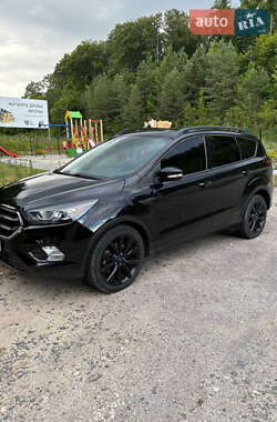 Позашляховик / Кросовер Ford Escape 2016 в 