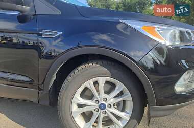 Позашляховик / Кросовер Ford Escape 2016 в 