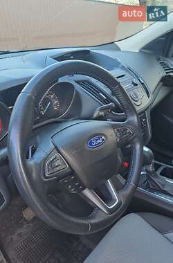 Позашляховик / Кросовер Ford Escape 2016 в 