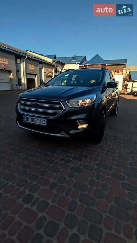 Внедорожник / Кроссовер Ford Escape 2019 в 