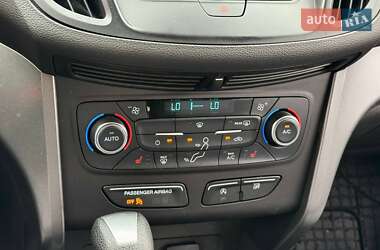 Внедорожник / Кроссовер Ford Escape 2016 в 