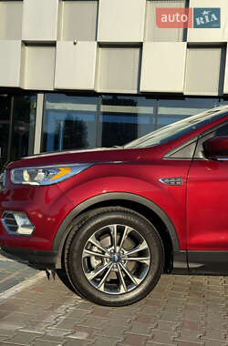 Внедорожник / Кроссовер Ford Escape 2018 в 