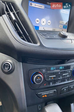 Внедорожник / Кроссовер Ford Escape 2018 в 
