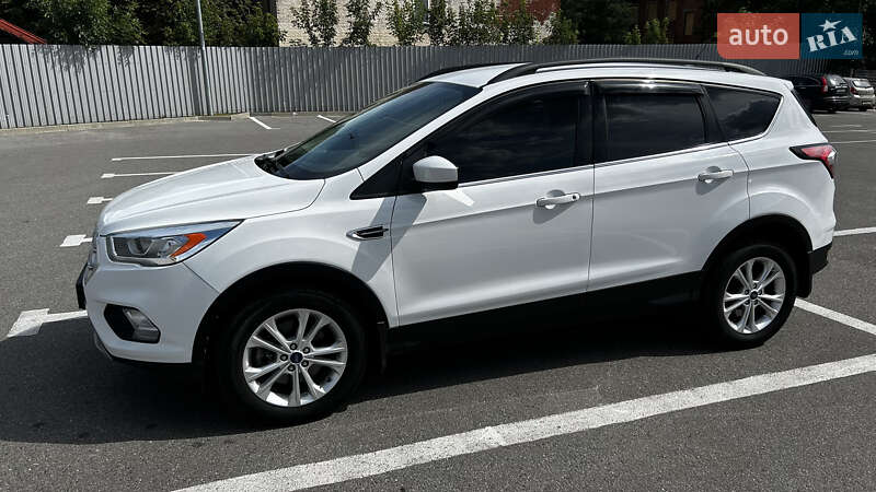 Внедорожник / Кроссовер Ford Escape 2017 в 