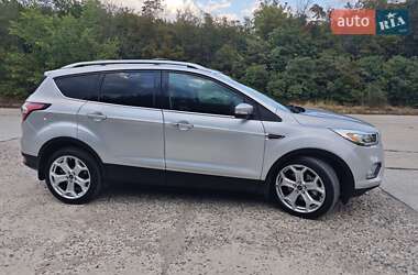 Внедорожник / Кроссовер Ford Escape 2018 в 