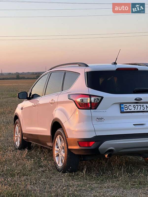 Внедорожник / Кроссовер Ford Escape 2016 в Золочеве