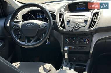 Внедорожник / Кроссовер Ford Escape 2017 в 