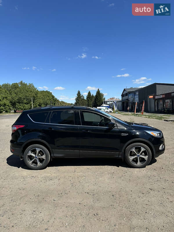 Внедорожник / Кроссовер Ford Escape 2017 в Хороле