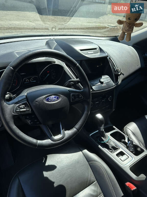 Внедорожник / Кроссовер Ford Escape 2017 в Хороле