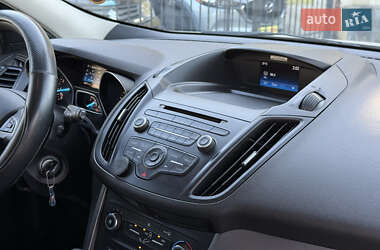 Внедорожник / Кроссовер Ford Escape 2017 в 