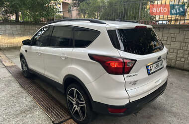 Внедорожник / Кроссовер Ford Escape 2019 в 