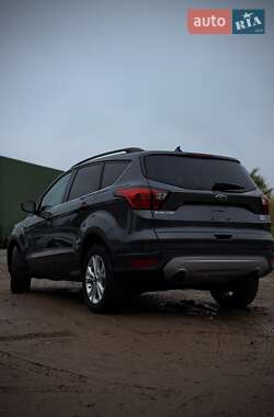 Внедорожник / Кроссовер Ford Escape 2019 в 
