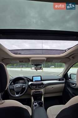 Внедорожник / Кроссовер Ford Escape 2020 в 