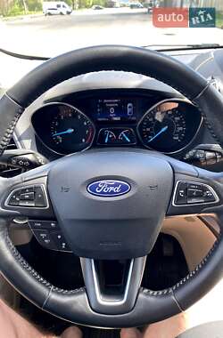 Внедорожник / Кроссовер Ford Escape 2018 в 