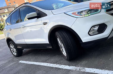 Внедорожник / Кроссовер Ford Escape 2018 в 