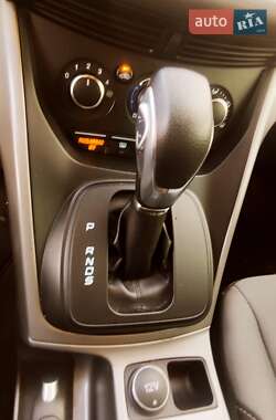 Внедорожник / Кроссовер Ford Escape 2015 в 