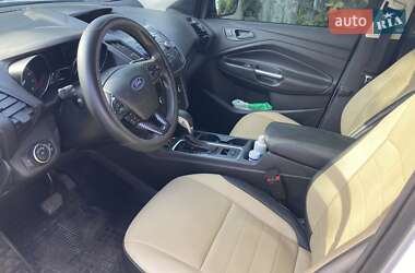 Внедорожник / Кроссовер Ford Escape 2017 в 