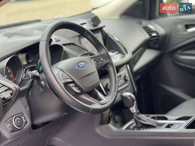 Внедорожник / Кроссовер Ford Escape 2017 в Стрые