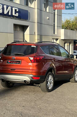 Внедорожник / Кроссовер Ford Escape 2018 в 