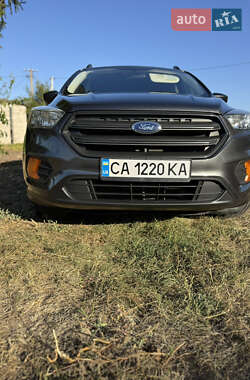 Внедорожник / Кроссовер Ford Escape 2017 в 