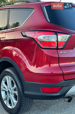 Внедорожник / Кроссовер Ford Escape 2018 в 