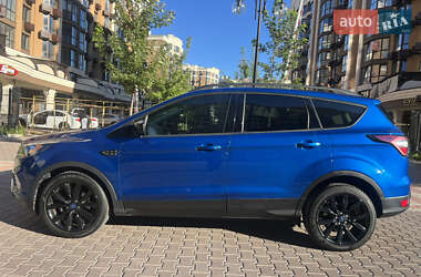 Внедорожник / Кроссовер Ford Escape 2017 в 