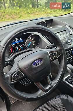 Внедорожник / Кроссовер Ford Escape 2017 в 