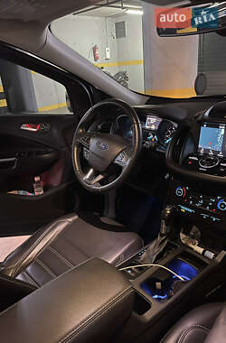 Внедорожник / Кроссовер Ford Escape 2017 в 