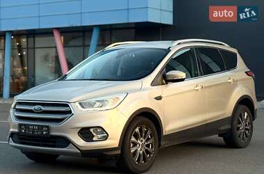 Внедорожник / Кроссовер Ford Escape 2018 в 