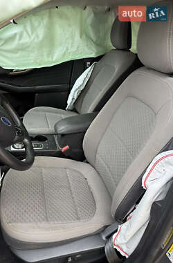 Позашляховик / Кросовер Ford Escape 2021 в 
