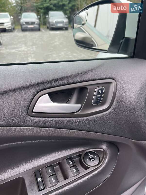 Внедорожник / Кроссовер Ford Escape 2017 в Львове