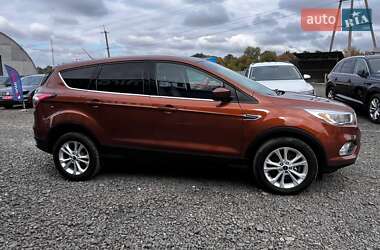 Внедорожник / Кроссовер Ford Escape 2017 в 