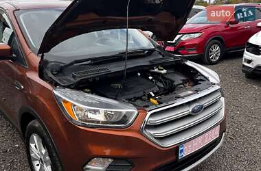 Внедорожник / Кроссовер Ford Escape 2017 в 