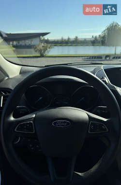 Внедорожник / Кроссовер Ford Escape 2017 в 