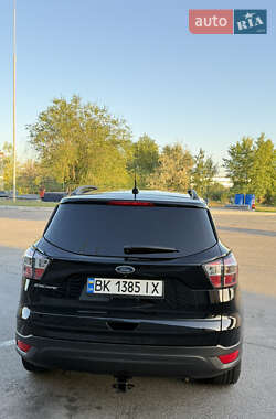 Внедорожник / Кроссовер Ford Escape 2016 в 