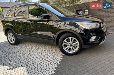 Внедорожник / Кроссовер Ford Escape 2018 в 
