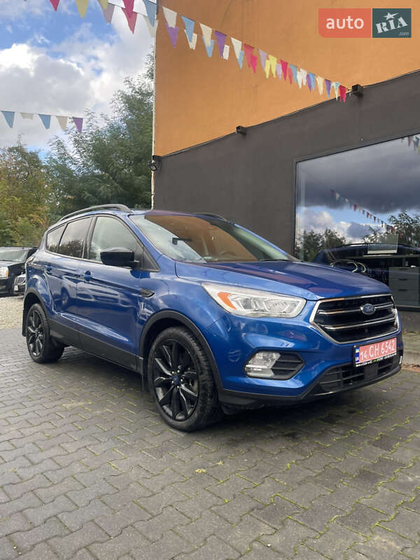 Позашляховик / Кросовер Ford Escape 2017 в Чернівцях