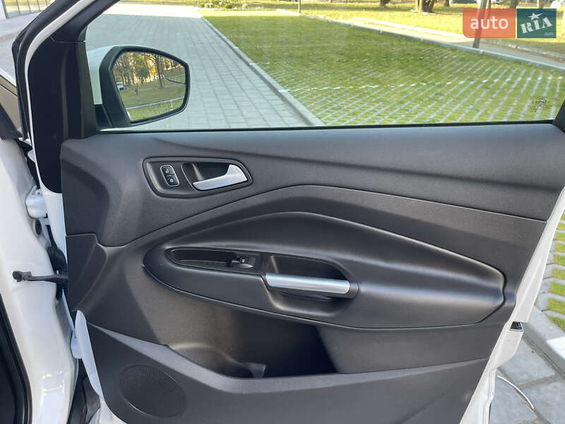 Внедорожник / Кроссовер Ford Escape 2017 в Ровно