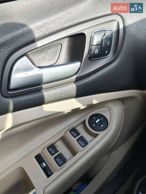 Внедорожник / Кроссовер Ford Escape 2014 в Кривом Роге