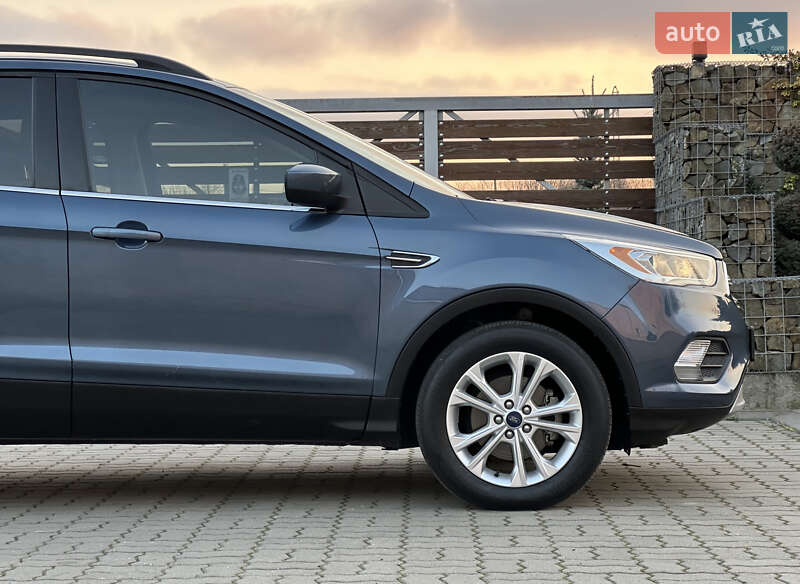 Позашляховик / Кросовер Ford Escape 2017 в Стрию
