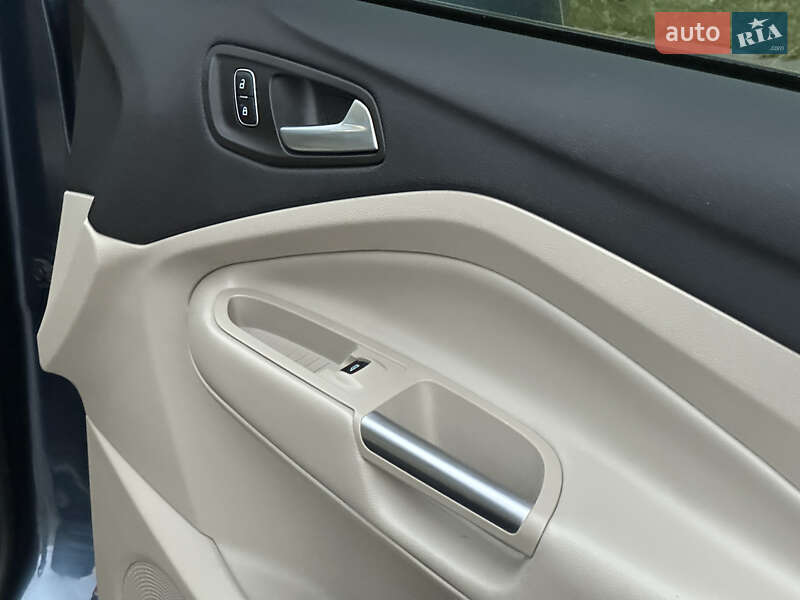 Позашляховик / Кросовер Ford Escape 2017 в Стрию