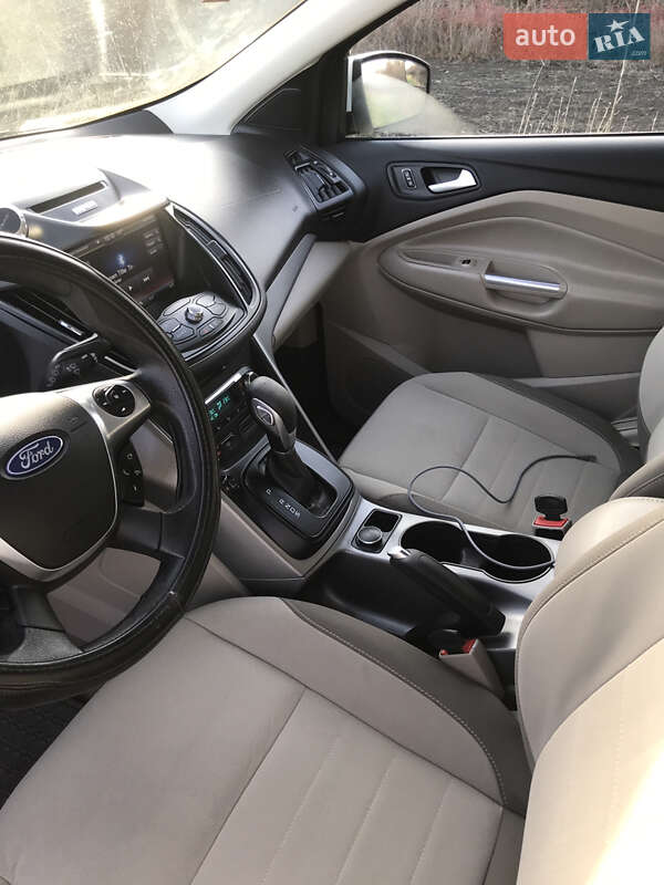 Внедорожник / Кроссовер Ford Escape 2013 в Окнах